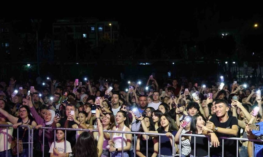 Aydın Büyükşehir’in ‘yaza merhaba’ etkinliği Aydilge konseri ile başladı