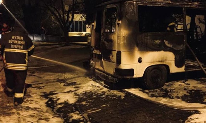 Aydın’da Park Halindeki Minibüste Yangın Çıktı