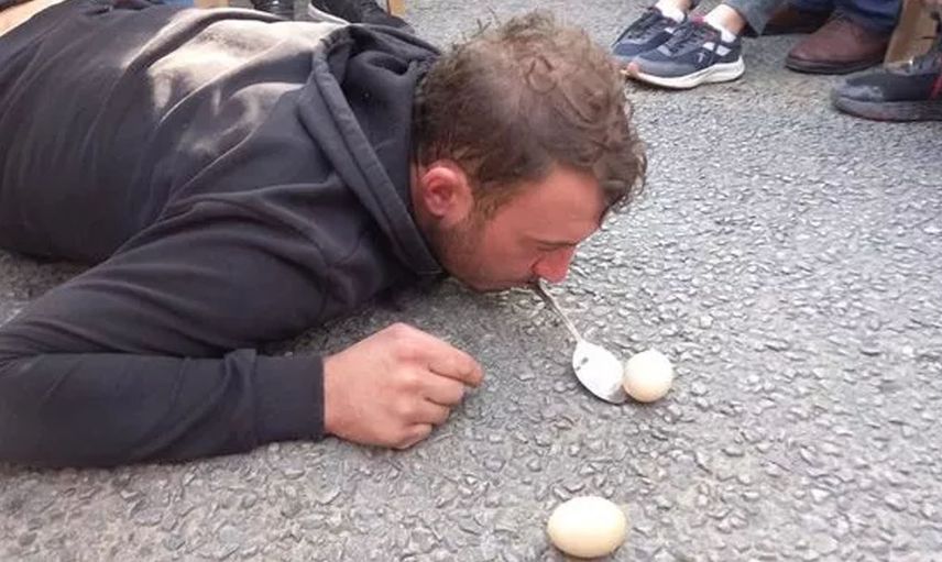 Aydın'da utandıran düğün geleneği! Damada düz kaşıkla asfalttan yumurta toplattılar