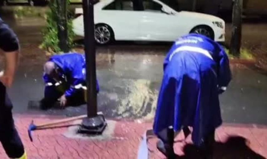 Mersin'de aniden bastıran yağış sonrası belediye ekipleri sahada