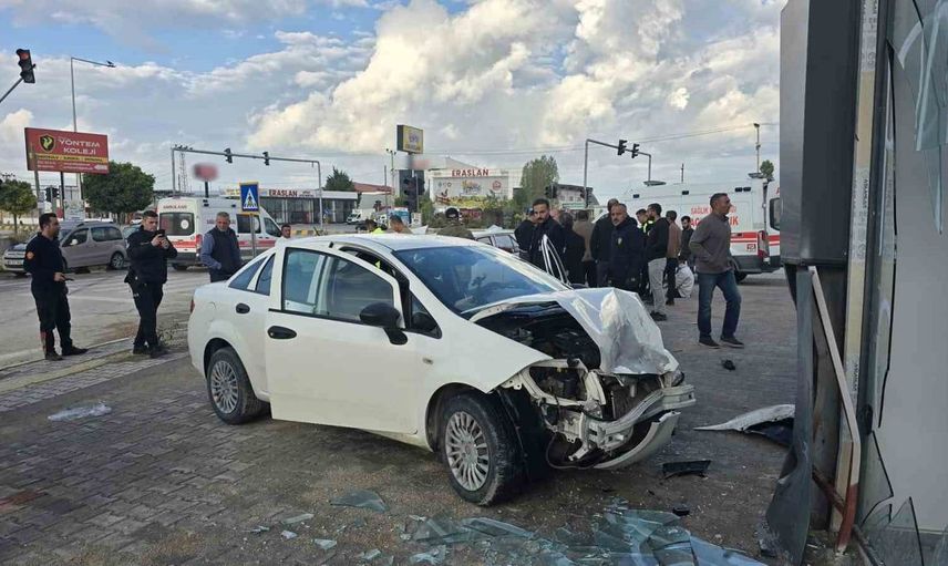 Van'da otomobil kazasında 6 kişi yaralandı