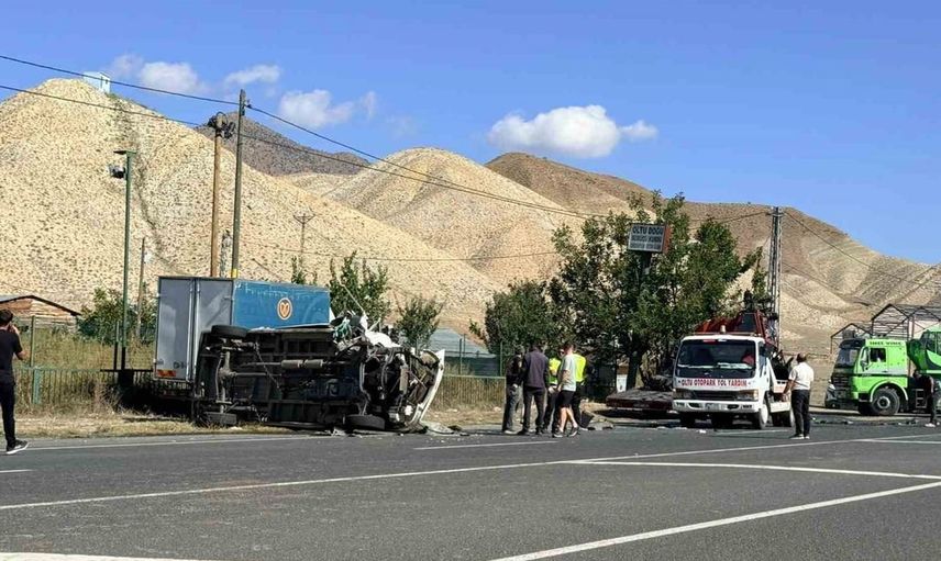 Oltu'da minibüs ve traktör çarpıştı: Yaralıların durumu kritik