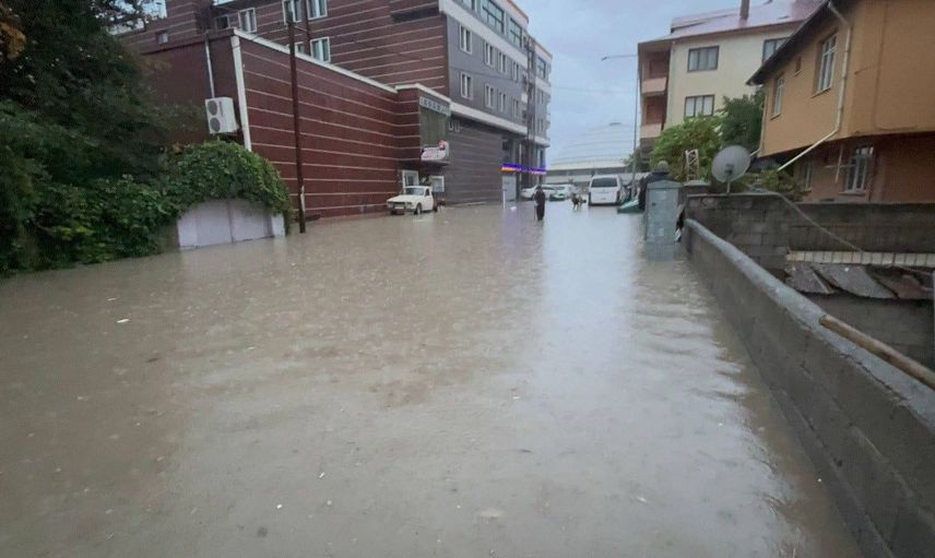 Erzincan'da etkili sağanak sonrası yolların durumu hayli kötü