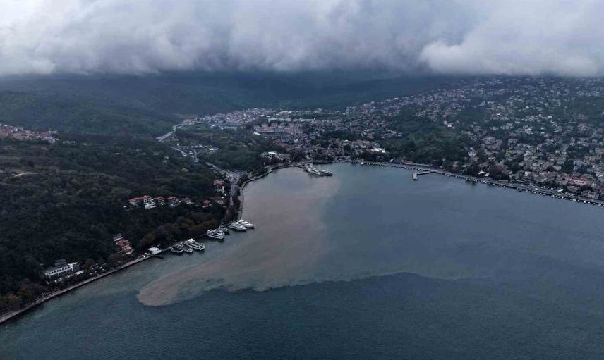 İstanbul Boğazı'nın rengi sağanak yağışla değişti