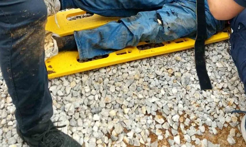 Denizli'de su almak için durdu, park halindeki araç altında kaldı