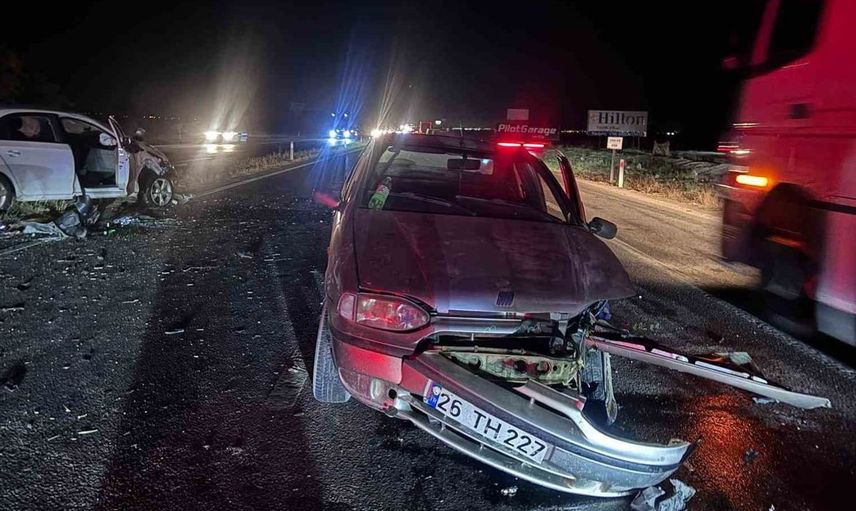 Eskişehir-Ankara yolunda iki araç çarpıştı, 5 kişi yaralandı