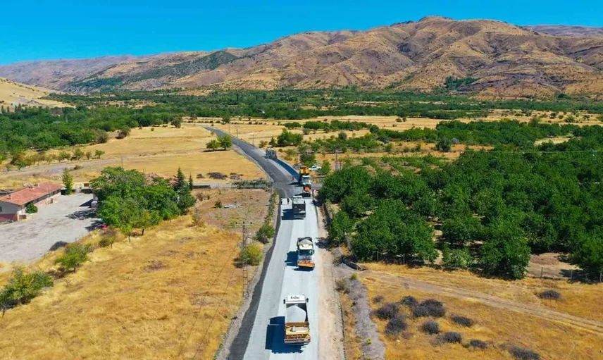 Malatya'da ulaşımda önemli adım: 20 kilometrelik grup yolunda asfalt çalışmaları devam ediyor