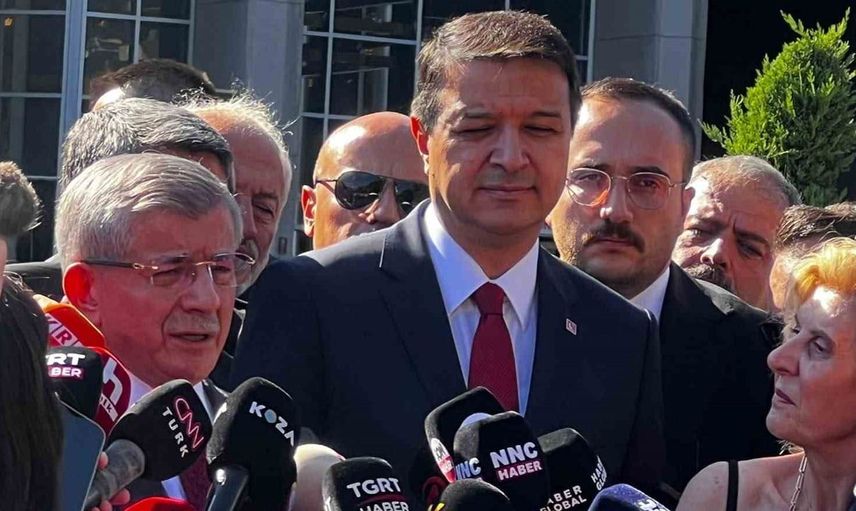 Ahmet Davutoğlu adliyede ifade verdi: Siyasetten çekiliyorum