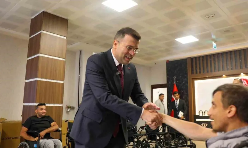 Niğde'de engelli vatandaşlar için akülü sandalyeler dağıtıldı