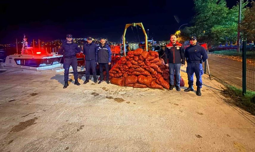 Gemlik'te yasa dışı midye avcılığına büyük ceza: 1,5 ton midye denize geri bırakıldı