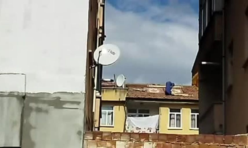 Elazığ'da kadın çatıdan halı sererken kameralara yansıdı