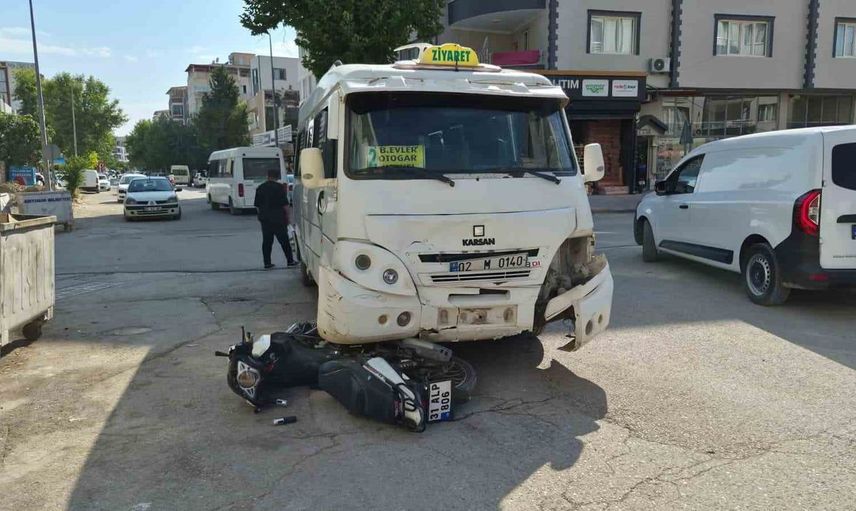 Adıyaman'da şehir içi minibüs ile motosiklet çarpıştı: 1 yaralı
