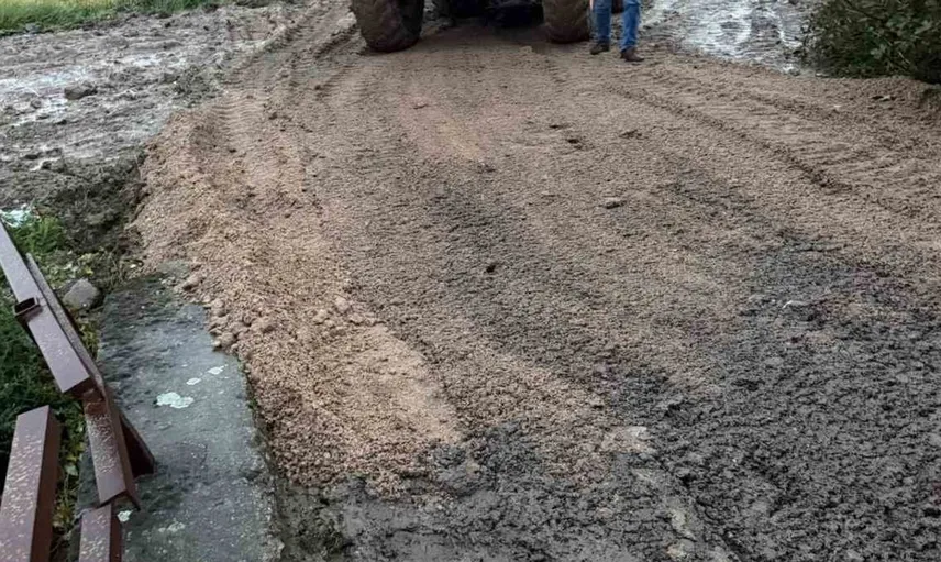 Biga'da aşırı yağış sonrası toprak yol çöktü, ekipler devreye girdi