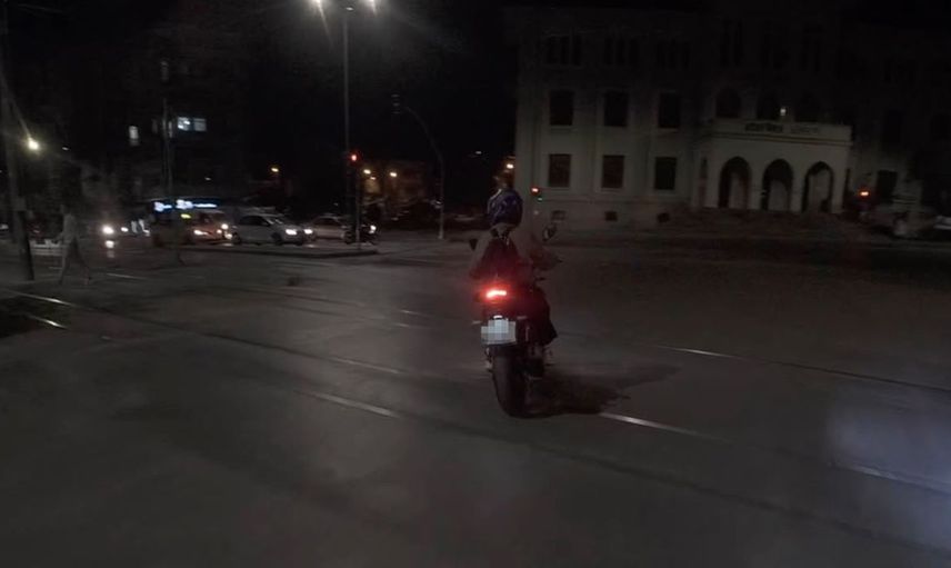 Motosikletli arkadaşının yanlış yöne girmesine gülerek tepki verdi