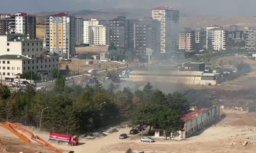 Sivas’ta akaryakıt istasyonu yanındaki yangın, hızlı müdahale ile kontrol altına alındı