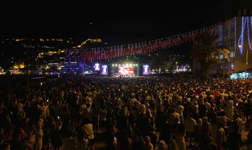 Alanya'da 30 Ağustos Zafer Bayramı ruhu ve müzik dolu gece