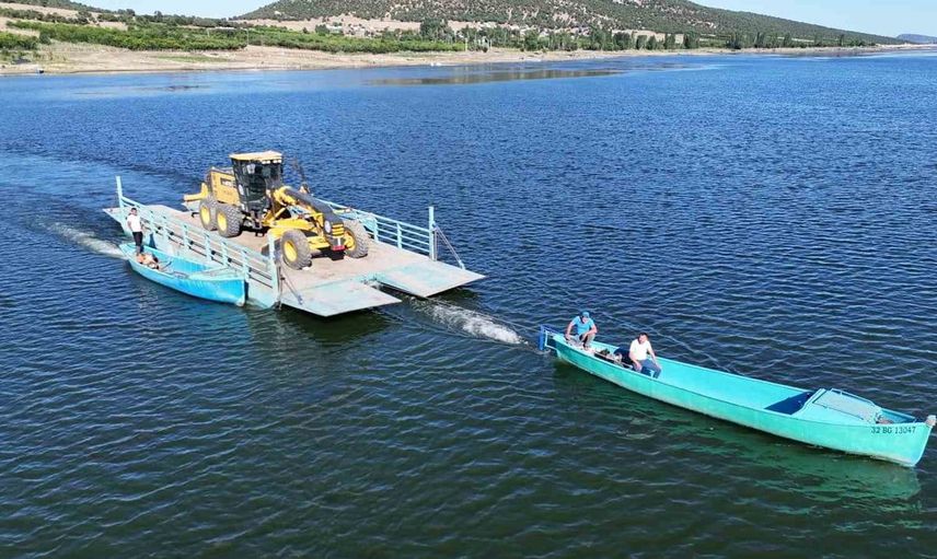 Mada Adası'na bakım yapacak iş makineleri su yolu ile taşındı