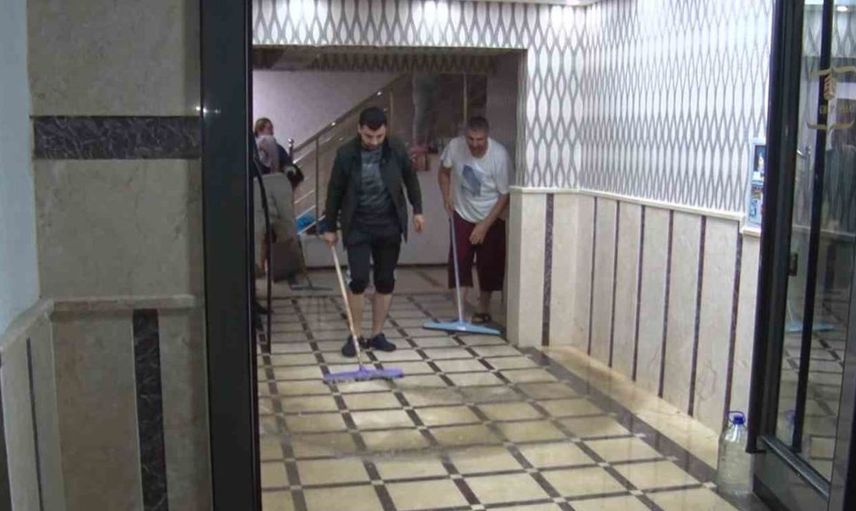 Ankara'da sağanak yağış sonrası kanalizasyon taştı: Vatandaşlar zor durumda