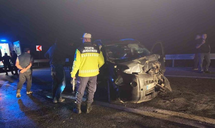 Düzce'de iki aracın kafa kafaya çarpışması sonucu 5 kişi yaralandı