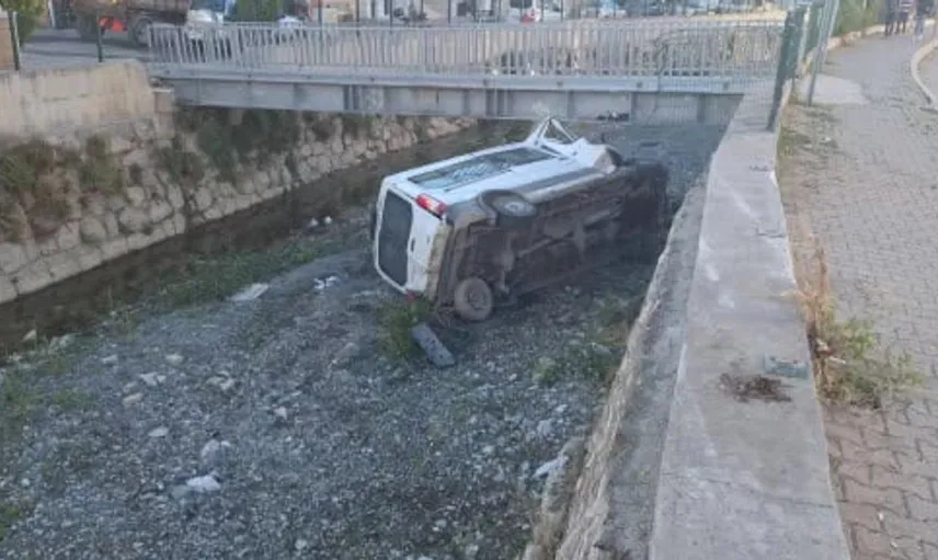 Diyaliz hastalarının taşıma aracının çaya uçması sonucu 6 kişi yaralandı
