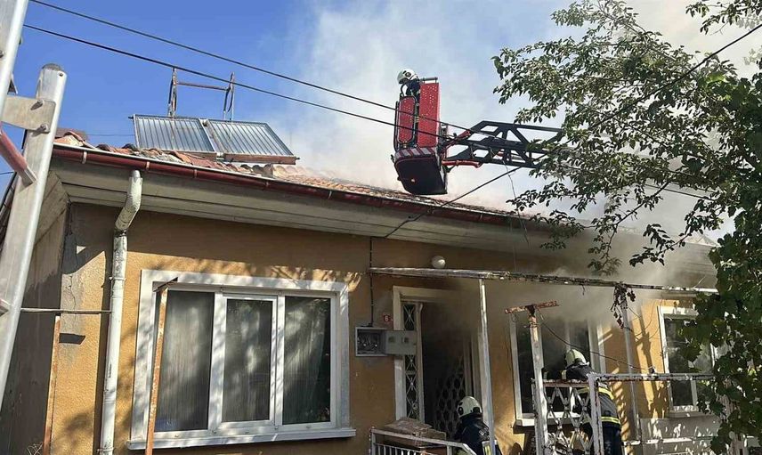 Burdur'da evde çıkan yangın mahallede paniğe neden oldu