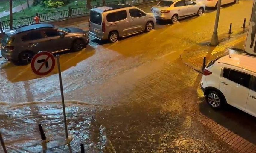 İstanbul'da sağanak yağış sonrası yollar göle döndü