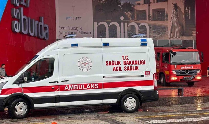 Çanakkale'de 17 Burda AVM'deki yangın itfaiye ekipleri tarafından kontrol altına alındı