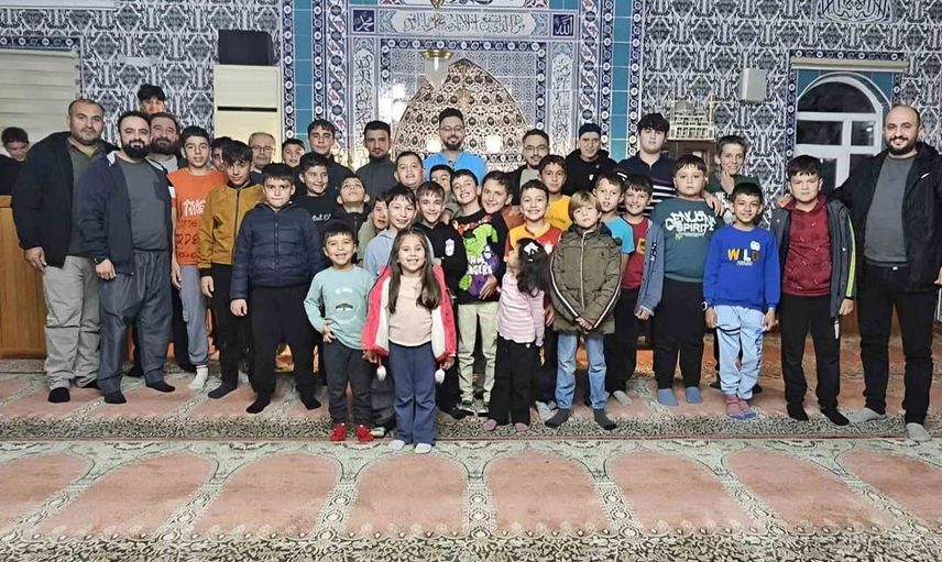 Seyitgazi'de gençler camide buluştu: Kur'an-ı Kerim'in bilimsel mucizeleri konuşuldu