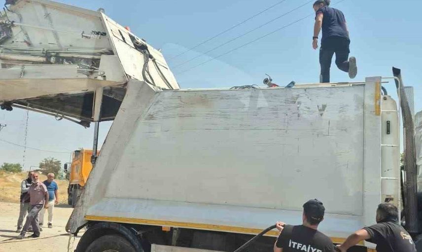 Van'da seyir halindeki çöp kamyonunda yangın