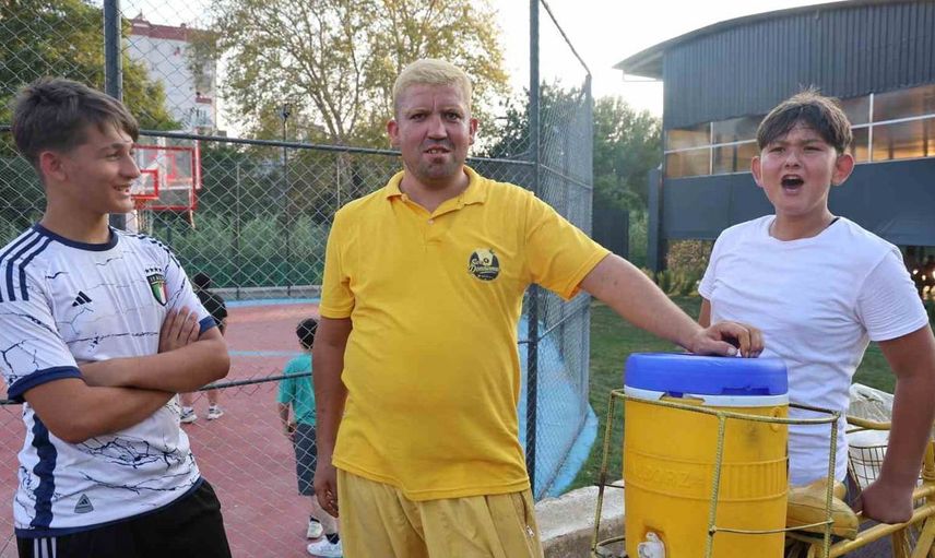 Adana'daki dondurmacı kendini limonun rengine büründürdü