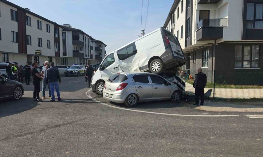 Düzce'de otomobilin çarptığı minibüs, park halindeki araca çıktı: 3 kişi yaralandı
