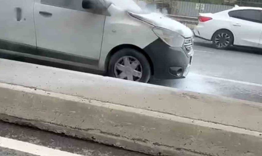 Çekmeköy'de seyir halindeki otomobil yangını kısa sürede söndürüldü