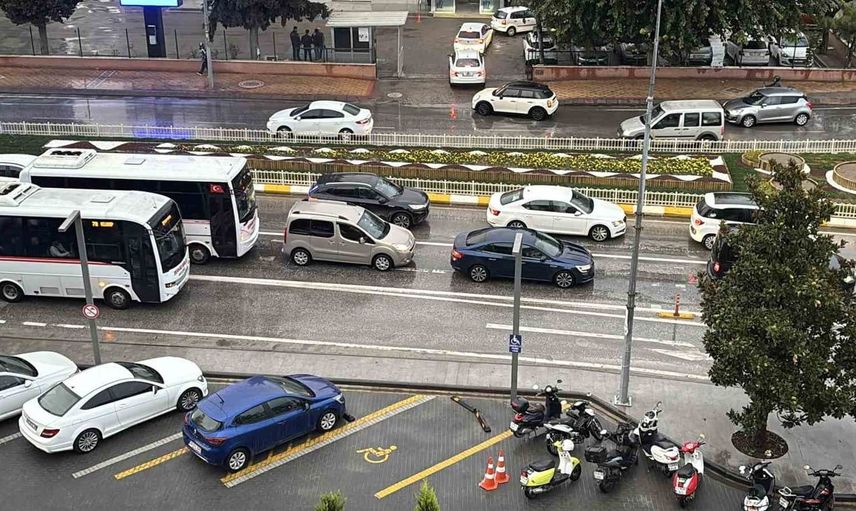 Edirne'de beklenen sağanak yağış hayatı olumsuz etkiledi
