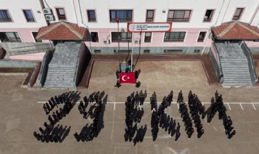 Siverek'te cumhuriyet coşkusu: Öğrencilerden etkileyici koreografi gösterisi
