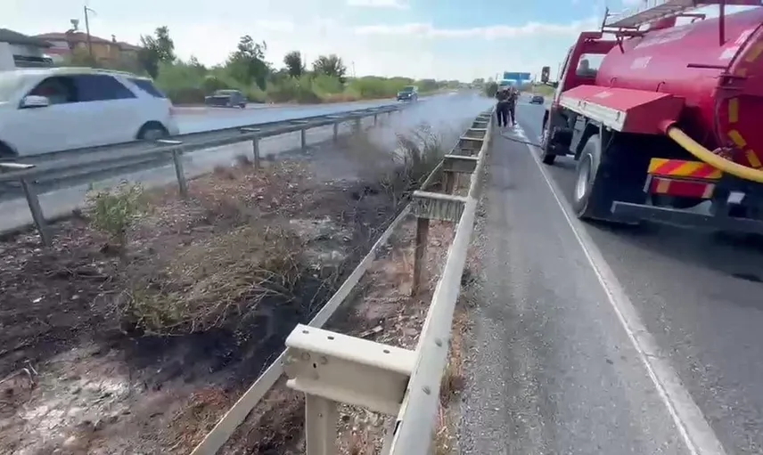 Antalya'da araçtan atılan izmarit refüjde yangına neden oldu
