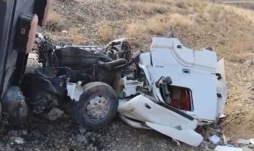Gaziantep'te tır kaygan yolda kontrolden çıkarak şarampole devrildi