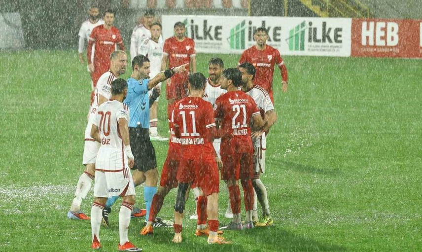 Ümraniyespor - Boluspor karşılaşması yoğun yağmur nedeniyle durduruldu
