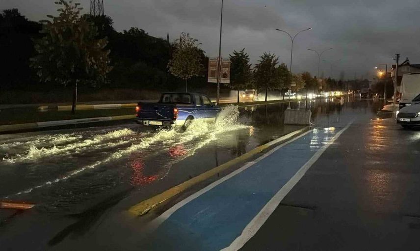 Sakarya'da sağanak yağış sonrası hayat durma noktasına geldi