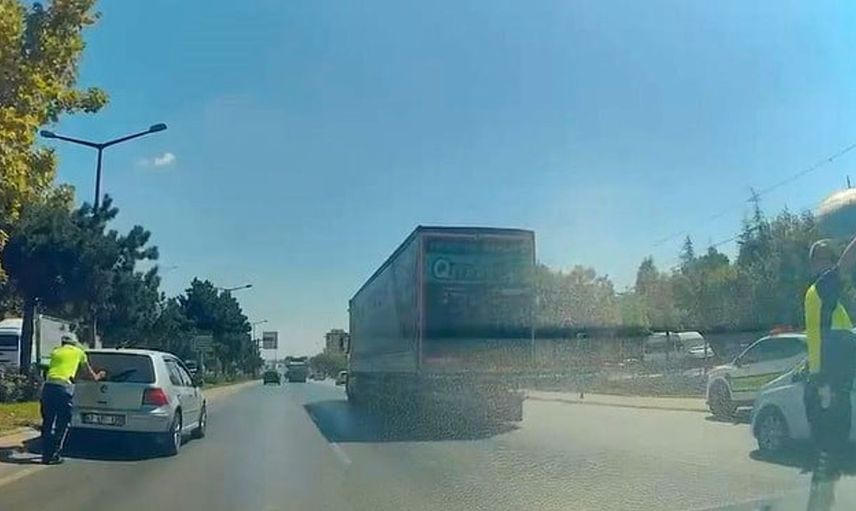 Konya'da arızalanan otomobile trafik ekiplerinden hızlı müdahale