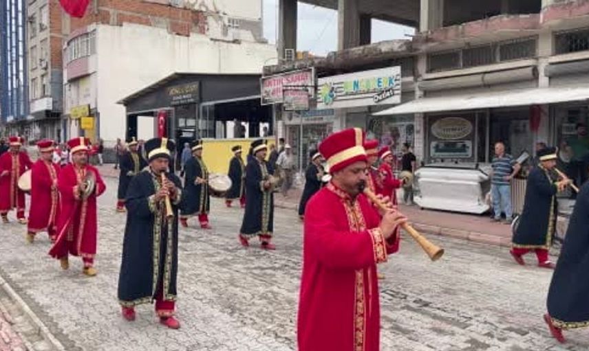 Osmaniye'de gaziler ve öğrenciler mehter marşlarıyla görkemli yürüyüş gerçekleştirdi