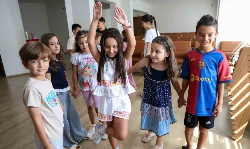 Efeler’de çocuklar sahne alıyor: Drama kursları ile yetenekler sergileniyor