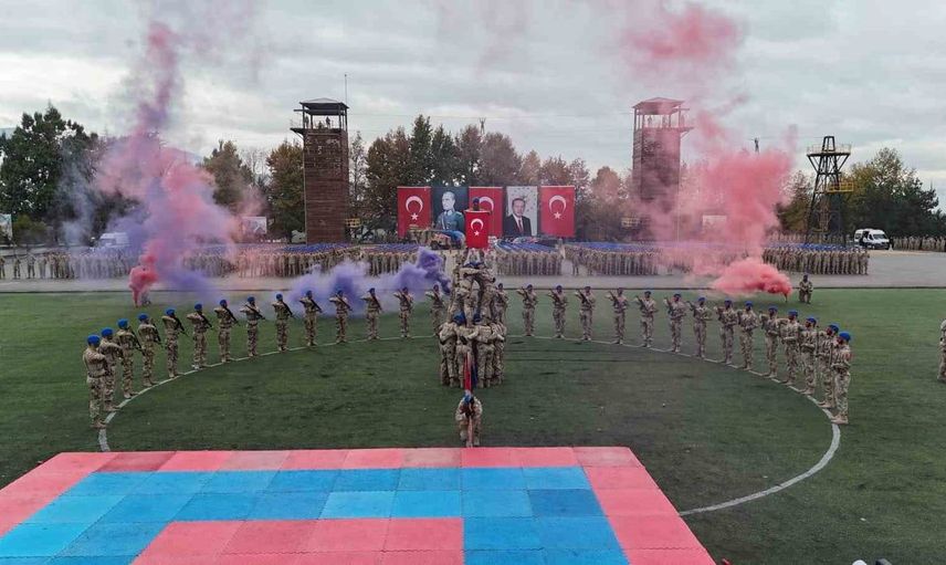 Jandarma komandoların mezuniyet töreninde göz dolduran gösteri
