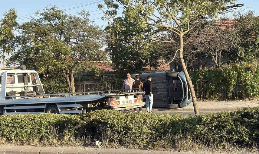 Eskişehir’de kontrolden çıkan otomobil kaldırıma yan yattı