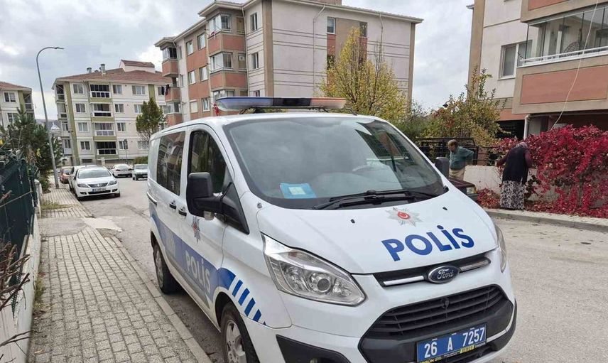 Eskişehir’de 2 yaşındaki çocuk, 4 katlı binadan düştü: Hastaneye kaldırıldı