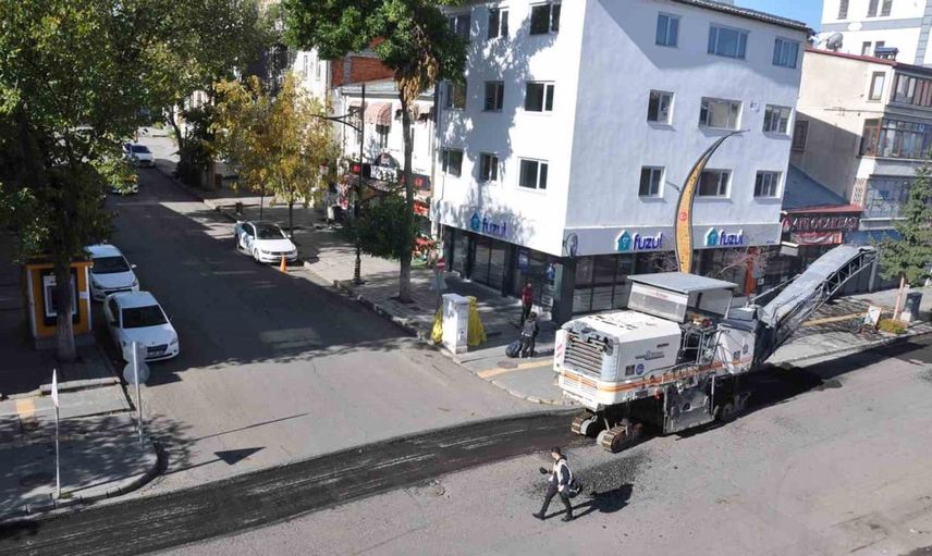 Kars'ta kışa hazırlık: Kazımpaşa Caddesi'nde asfalt yenileme çalışmaları başladı