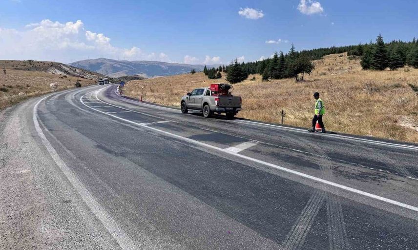 Dinar-Çay karayolunda araçlar pigment kazandı: Mor renge boyanan arabalar paniğe neden oldu