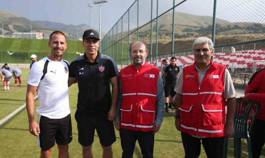 Kızılay'dan Palandöken'de kamp yapan takımlara tatlı jesti