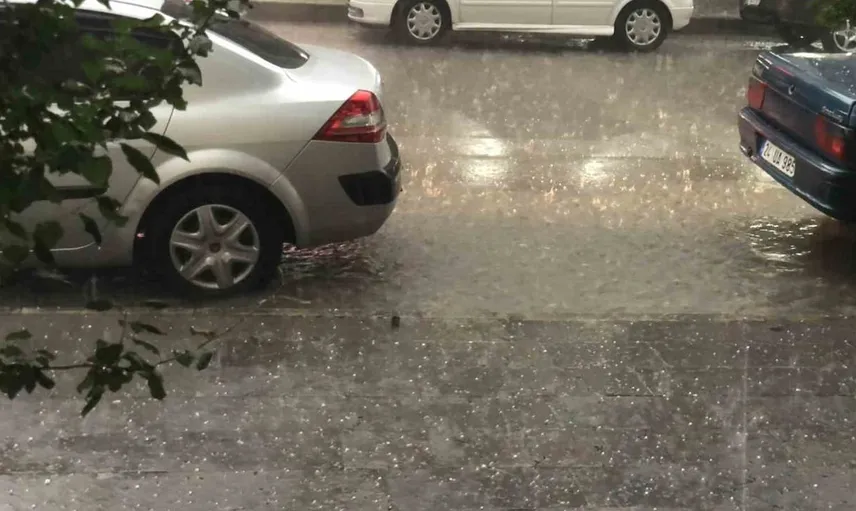 Erzincan'da fındık büyüklüğünde dolu yağışı yaşamı olumsuz etkiledi