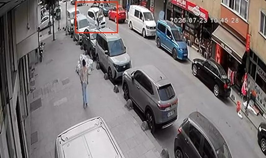 Sultangazi'de kuryeye araç çarptı: O anlar kamerada