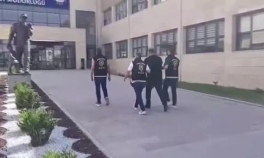 Afyonkarahisar'da polisten başarılı operasyon: 15 yıl hapis cezası ile aranan şahıs yakalandı